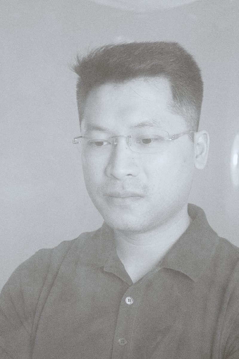 Portrét: Doan The Vinh — bankovní analytik. Výstava Little Hanoi, Next Generation, Praha 2026.