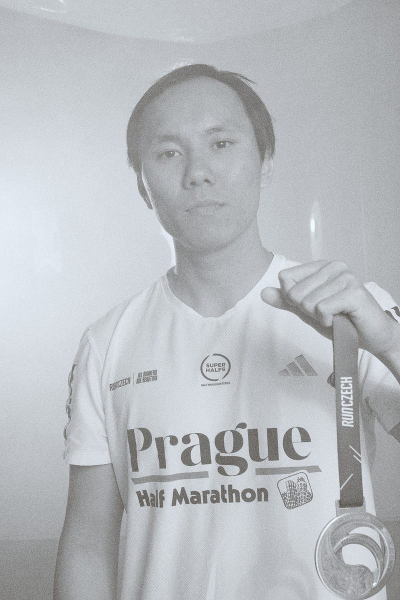 Portrét: Le Cuong — hoteliér. Výstava Little Hanoi, Next Generation, Praha 2026.