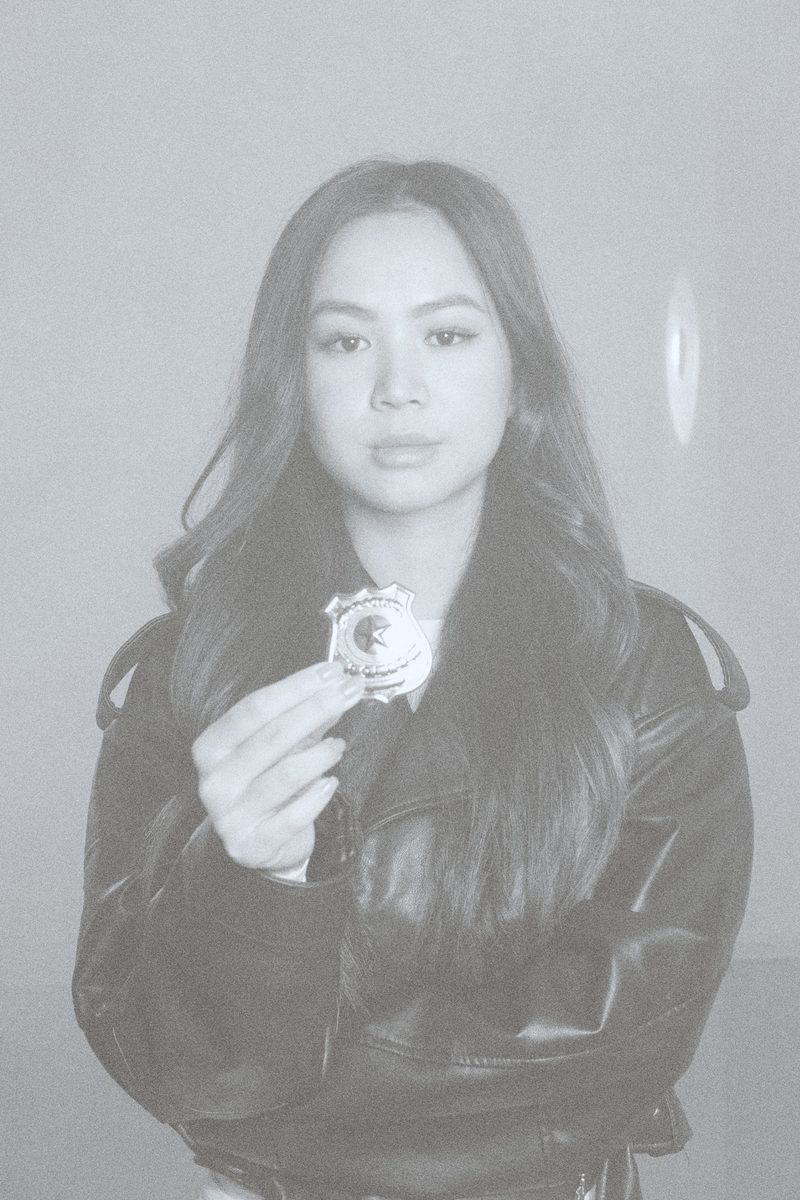 Portrét: Mai Dieu Linh — policistka. Výstava Little Hanoi, Next Generation, Praha 2026.