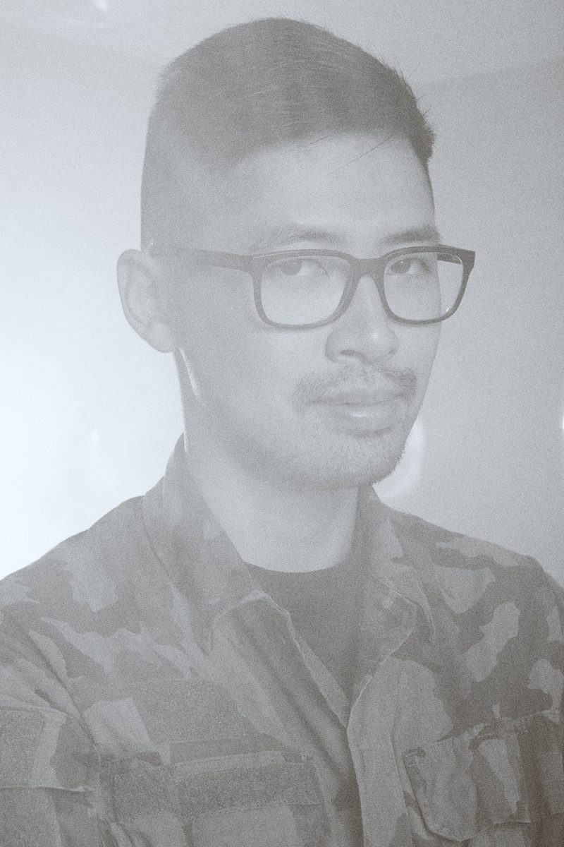 Portrét: Mai Trung Hieu — příslušník bezpečnostních složek. Výstava Little Hanoi, Next Generation, Praha 2026.