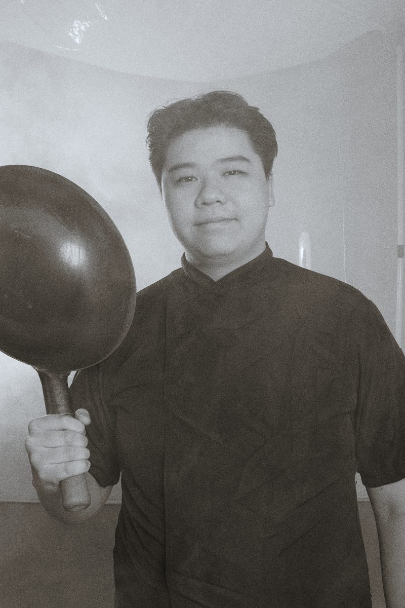 Portrét: Nguyen Milan — spolumajitel cateringové agentury. Výstava Little Hanoi, Next Generation, Praha 2026.