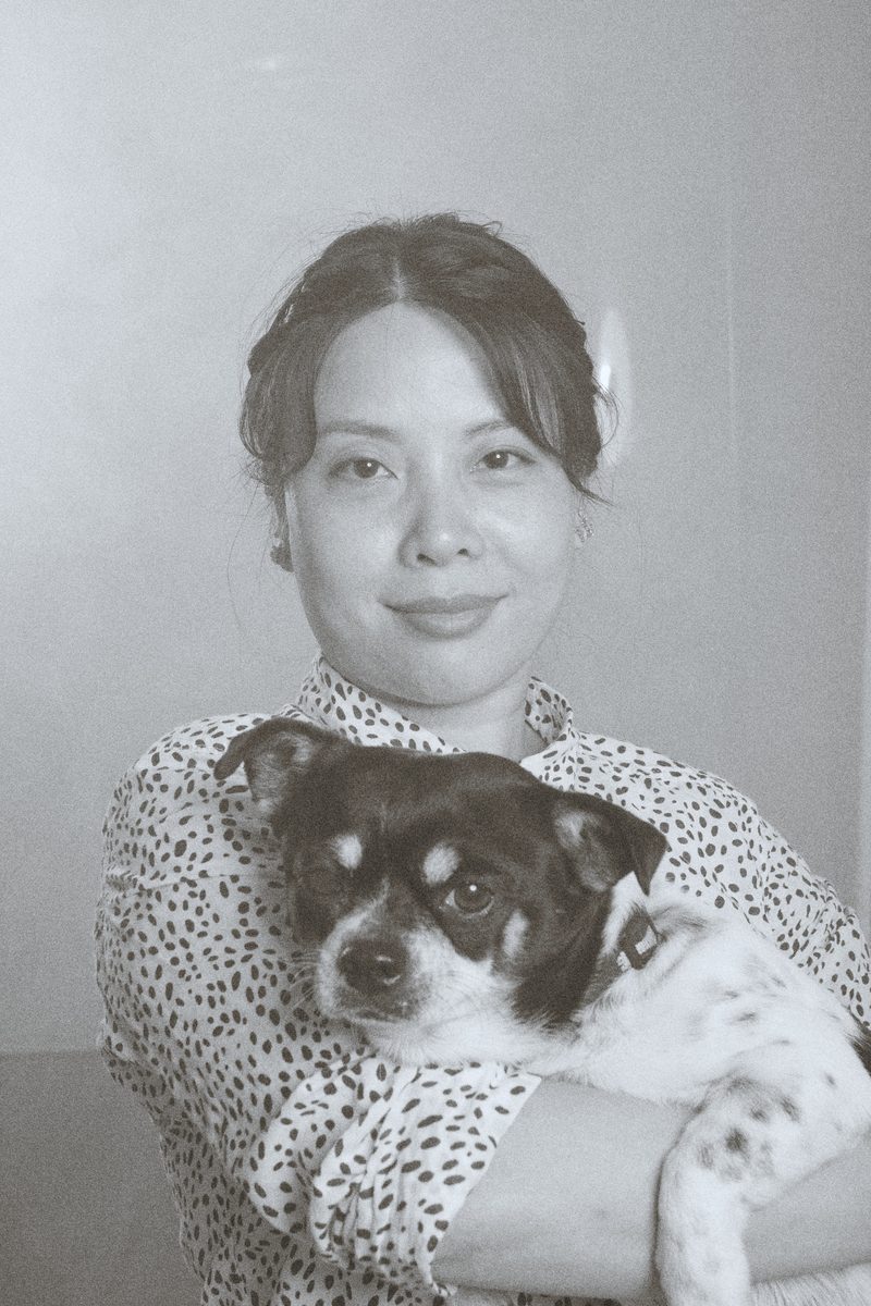 Portrét: Nguyen Thu Ha — floristka. Výstava Little Hanoi, Next Generation, Praha 2026.
