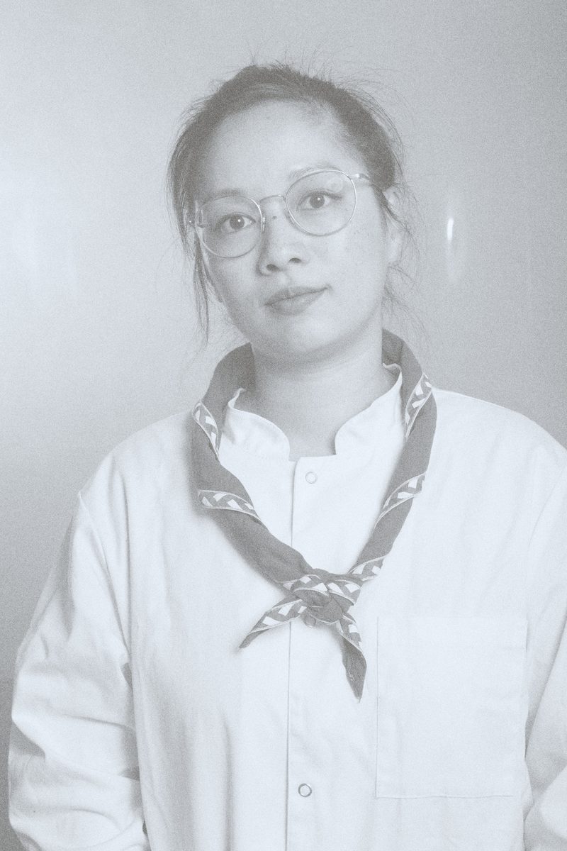 Portrét: Rozsívalová Dieu Hien — buněčná bioložka. Výstava Little Hanoi, Next Generation, Praha 2026.