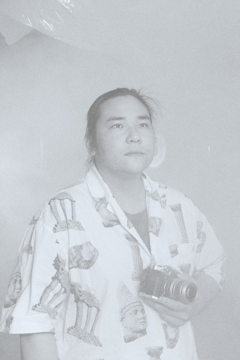 Portrét: Tran Mike — kavárník a fotograf. Výstava Little Hanoi, Next Generation, Praha 2026.