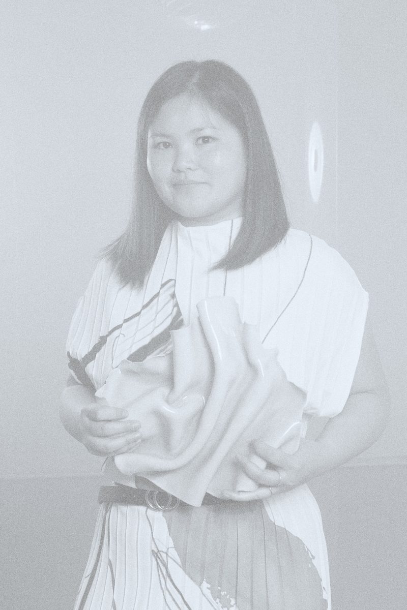 Portrét: Tran Quynh Trang — produktová designérka. Výstava Little Hanoi, Next Generation, Praha 2026.