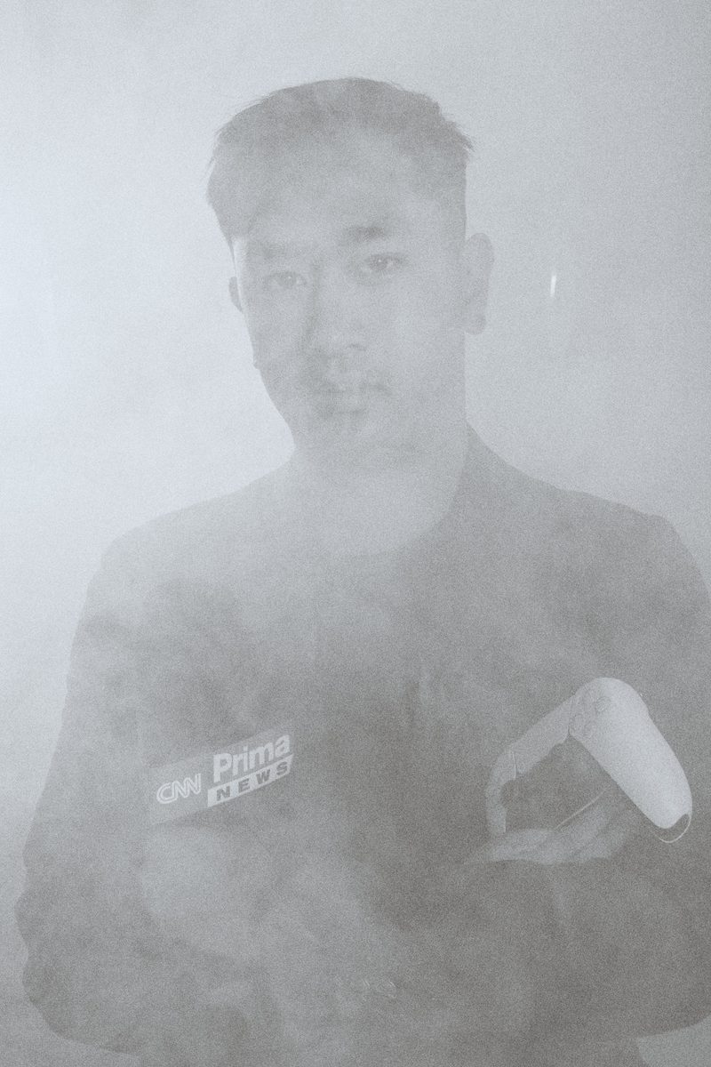 Portrét: Tran Viet — novinář. Výstava Little Hanoi, Next Generation, Praha 2026.