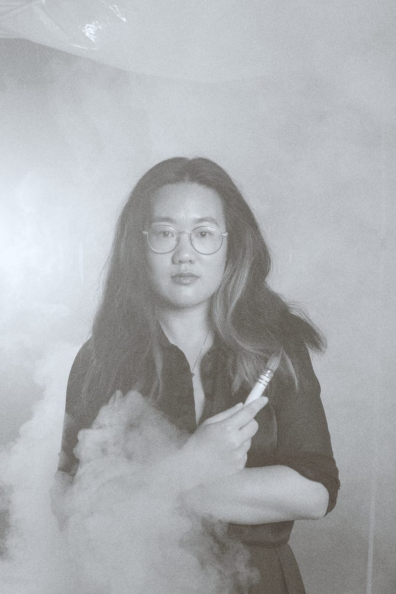 Portrét: Truong Thu Thuy — specialistka interní komunikace. Výstava Little Hanoi, Next Generation, Praha 2026.