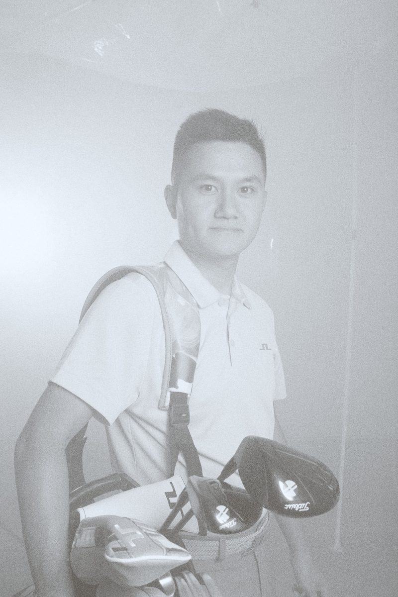 Portrét: Vu Khanh Toan — podnikatel a golfista. Výstava Little Hanoi, Next Generation, Praha 2026.